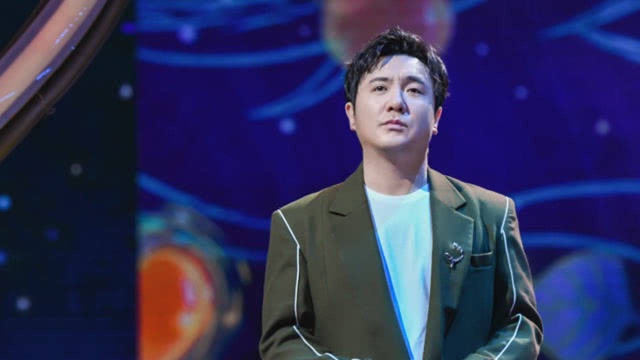 沈腾首次以歌手身份登台春晚，与伊丽媛合作歌曲《一荤一素》