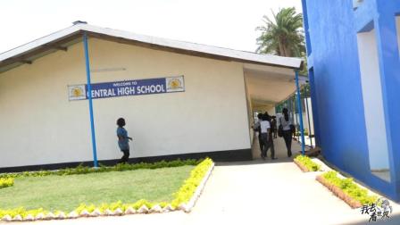 印度人在当地的学校和附近的工厂