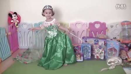 萌萌变身"冰雪奇缘""爱莎公主"打开迪士尼公主城堡圣诞礼物 13