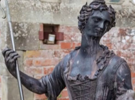 英国古老雕像变松鼠磨牙棒