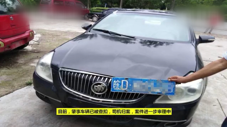 危险！“低头族”马路中间看手机被撞飞