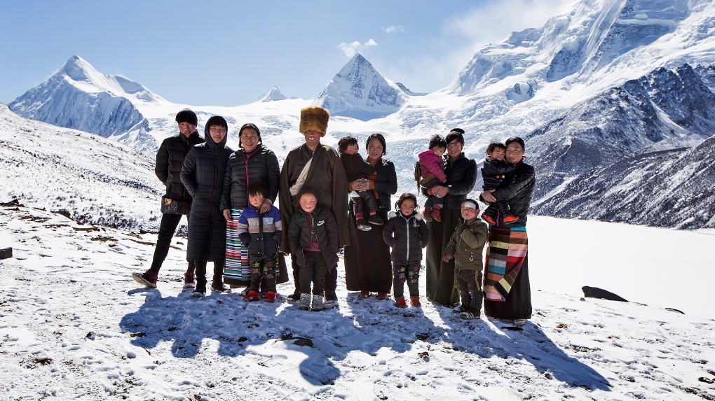 西藏那曲 | 18年藏历新年前夕，我同伴一行3人重装徒步进入萨普神山，遭遇大雪封山，所幸被山里的藏家收留，雪过天晴的初一，我唤上他们全家人在神山下留下了他们的全家福合影作为留念#一路行摄