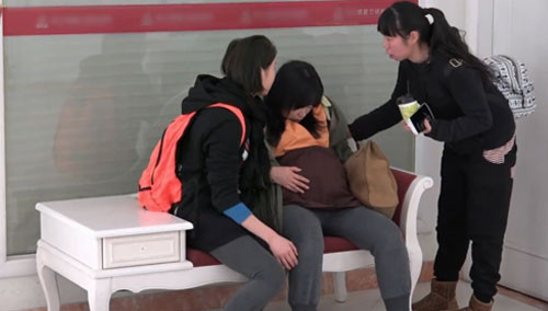 街头临产 助人姐妹医院痛哭