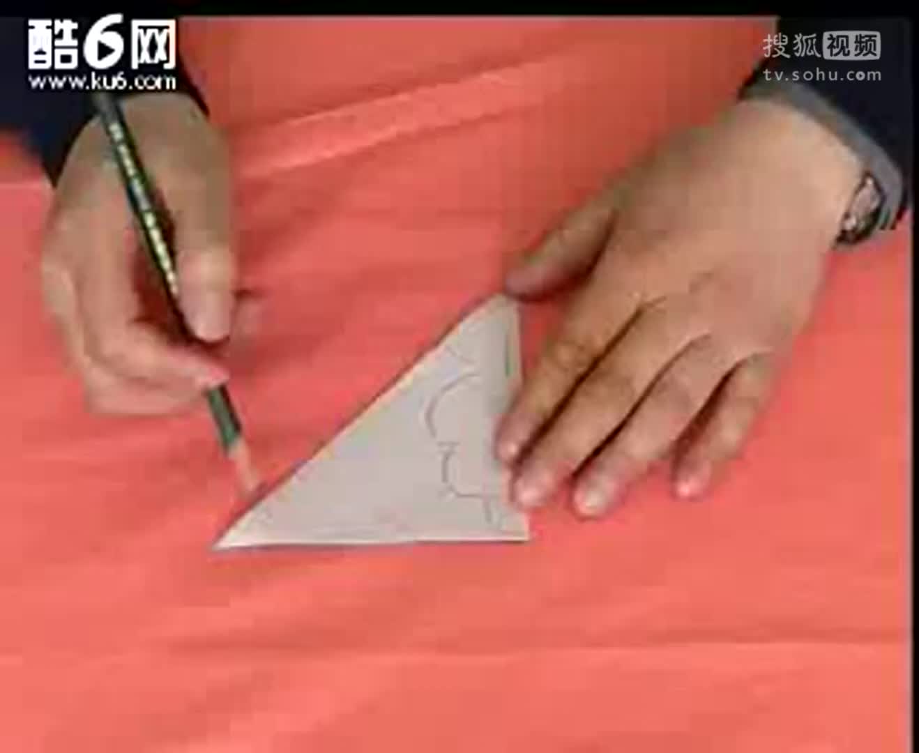 剪纸视频教程：花草剪纸的方法