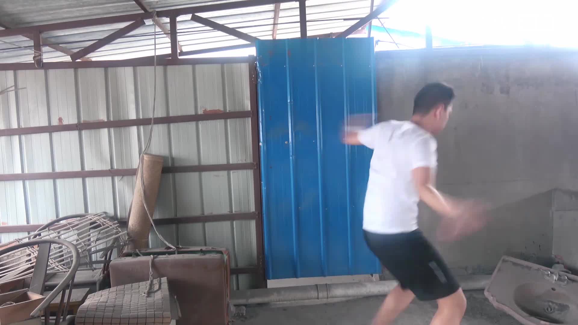 挑战原地转圈一百个！最后感觉肠子都要吐出来了！