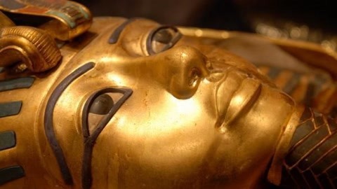 法老的诅咒？古埃及死神雕像在展示柜中自转180度