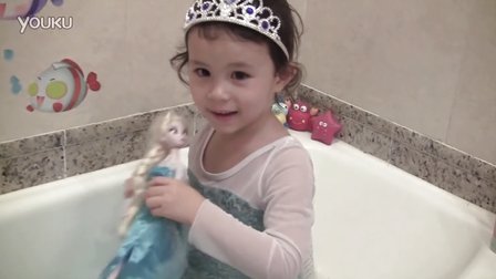 萌萌是爱莎公主 给脏脏的冰雪奇缘爱莎公主玩偶洗澡澡 23