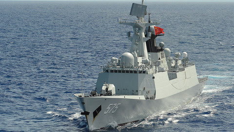 中国军舰突然挂上菲律宾国旗 因为长得太好看？