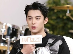 王鹤棣回应和王传君“太亲密” 猛夸张译演技好