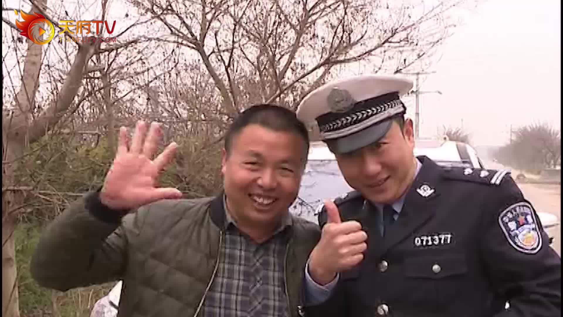 谭警官你就是演员,我们拍张照,万一你更红了呢