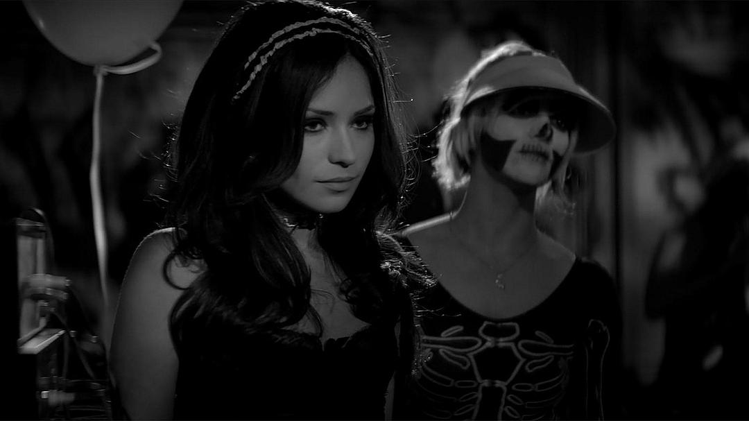 《独自夜归的女孩》-高清电影