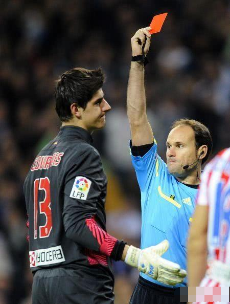 足球红牌罚下有替补吗