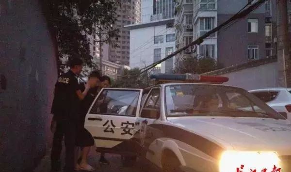 “喂，110吗？我男朋友被警察抓了！”恋爱男友逛街被“警察”抓走