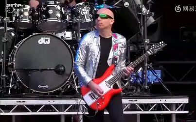 [图]拥有「吉他英雄」「电吉他巫师」的美誉的 Joe Satriani