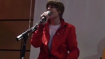 [图]Justin Bieber -down to earth (法国现场2.23.2010)