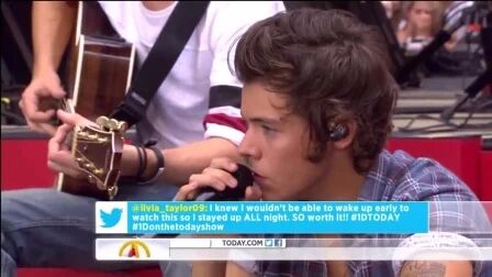 [图]【好听】One Direction - Little Things - Today Show 2013.08