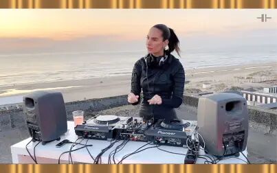 [图]Lilly Palmer @海滩上的屋顶现场流 rooftop session at the beach