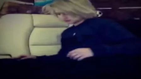 [图]Dianna Agron trying to fall asleep on an Airplane