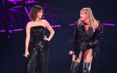 [图]【Taylor Swift】赛琳娜和霉霉同台表演《Hands To Myself》