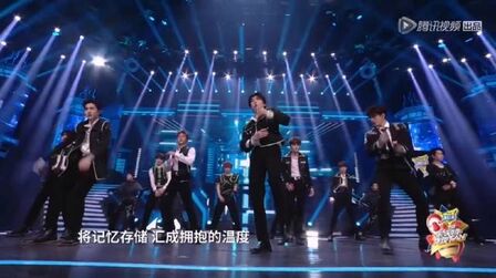 [图]#R1SE声声不息舞台首秀# 《家族年年年夜FAN》R1SE《声声不息》...