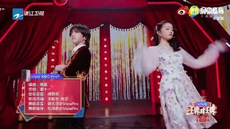 [图]关晓彤&华晨宇《护花使者》现场版. 曲风复古又魔性洗脑,致敬经典...