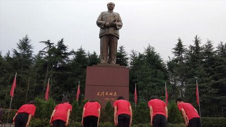 [图]南岸国学院学子在毛主席铜像前诵读主席诗词——《七律·到韶山》