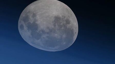 [图]月亮在地平线,这就是从太空看到的月落