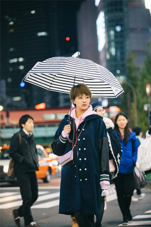 组图:孟真现身日本街拍照曝光 优雅十足 时尚大气