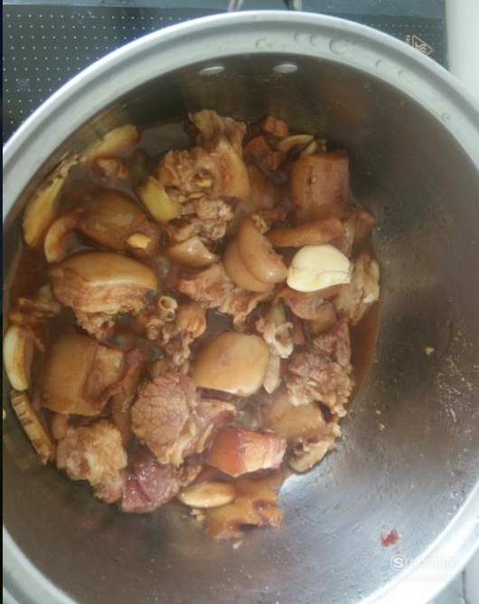 土豆红萝卜炖猪腿肉的做法