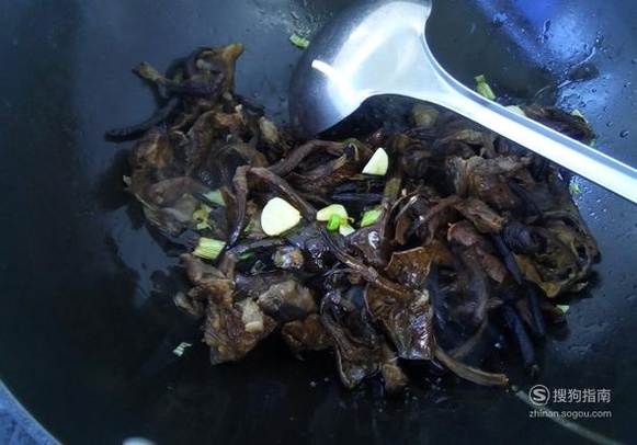 榛蘑炖小白菜的做法