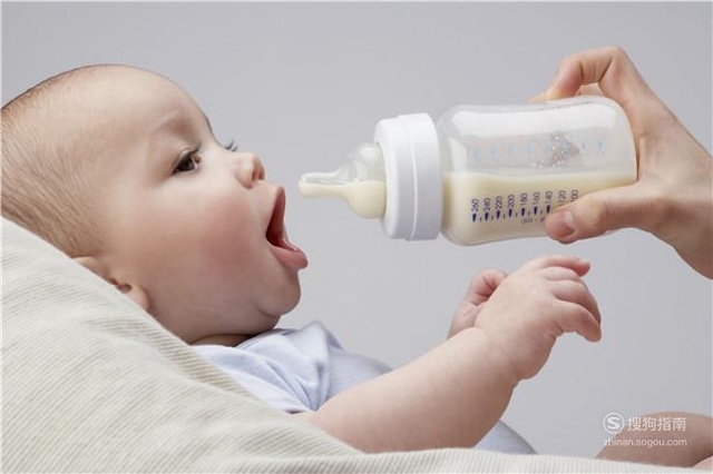 婴儿吐奶是怎么回事