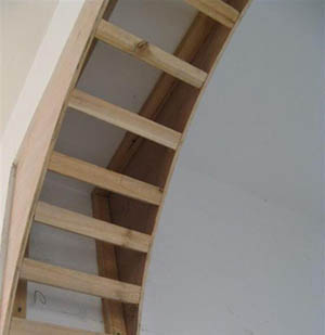 木方加固 细木工板间用木方加以连接,类似一级一级的阶梯,木方的间距