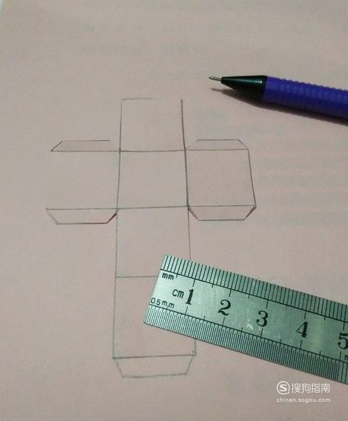 在左右两个正方形和最下面的正方形的边缘,画五个小的梯形.