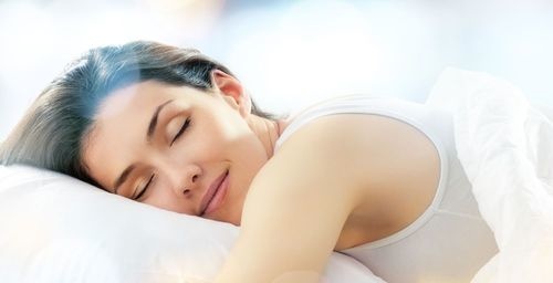 073,睡前喝杯水干燥的空气会刺激鼻子和咽喉的黏膜,引起或加重打鼾.