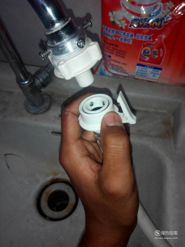 洗衣机接水管处怎么连接?