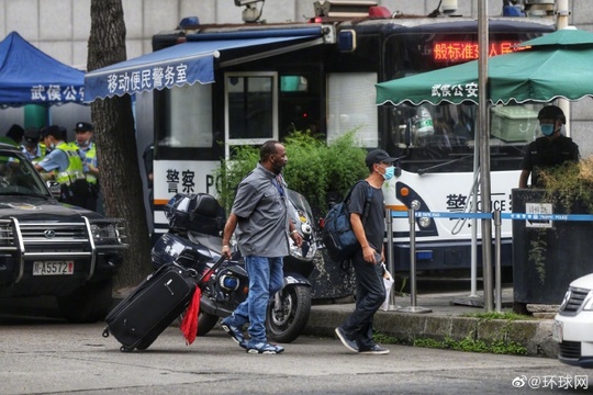 7月25日下午 有外籍人员携行李离开美驻成都总领事馆 第1页