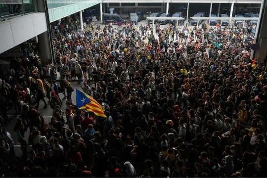 巴塞罗那机场爆发抗议活动:人群阻塞机场 第1页