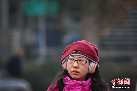 中国多地迎来降温天气 花式保暖惹人注目(7) 第7页