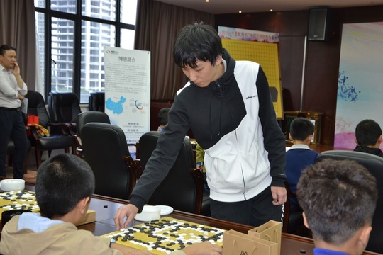 高清-博思软件杯新秀赛指导棋举行 小棋手认真思考(12) 第12页