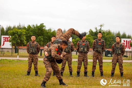 广西来宾:武警特战队员多科目训练励精兵(2) 第2页