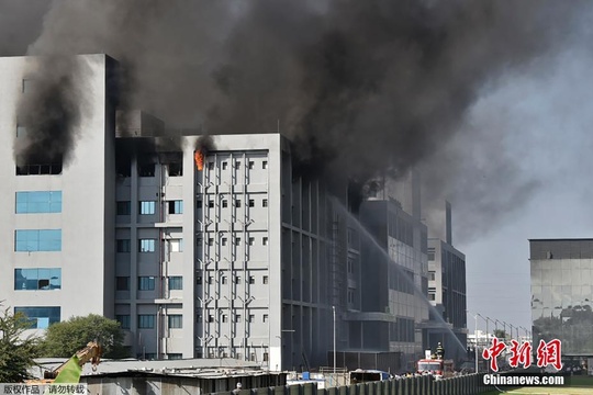 印度疫苗制造商工厂发生大火 大楼里冒出滚滚黑烟 第1页