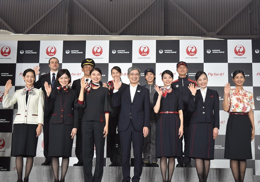 日本航空发布新制服 为女性乘务员提供裤装 第1页