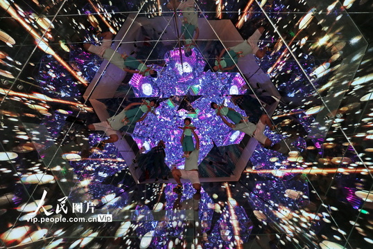 上海:星空艺术馆镜像视效 游客感受“科幻宇宙” 第1页