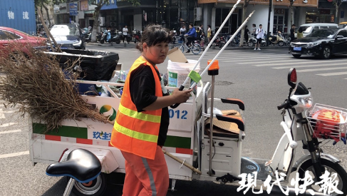 南京进入桑拿天 烈日下环卫&quot;上蒸下煮&quot;(2) 第2页