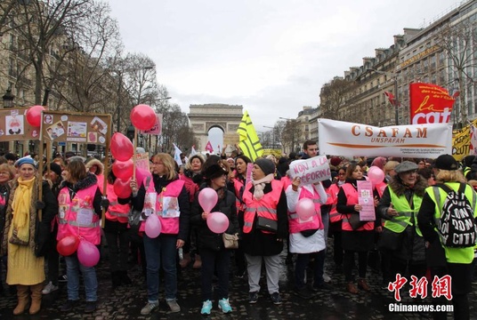 巴黎第17轮示威穿上“粉背心” 聚焦维护妇女权益(3) 第3页