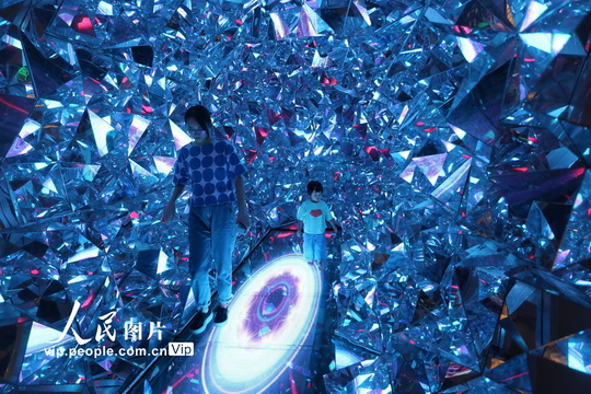 上海:星空艺术馆镜像视效 游客感受“科幻宇宙”(5) 第5页