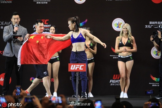 UFC深圳格斗之夜称重仪式 张伟丽身披国旗(5) 第5页