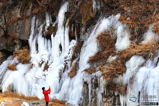 北京门头沟山泉水凝成山涧冰瀑 第1页