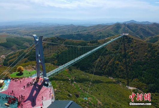 航拍大青山&quot;亚洲第一长&quot;高空玻璃吊桥 第1页