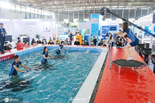上海举办水中健身嘉年华:游泳池内也能操练跑步机和蹦床运动(4) 第4页